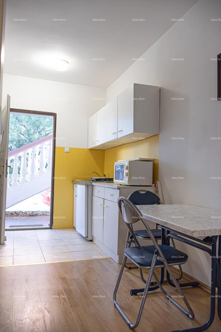 Appartamento al piano terra con loggia e piscina. Medulin.