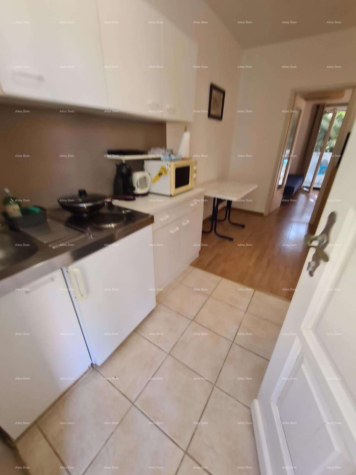 Appartamento al piano terra con loggia e piscina. Medulin.