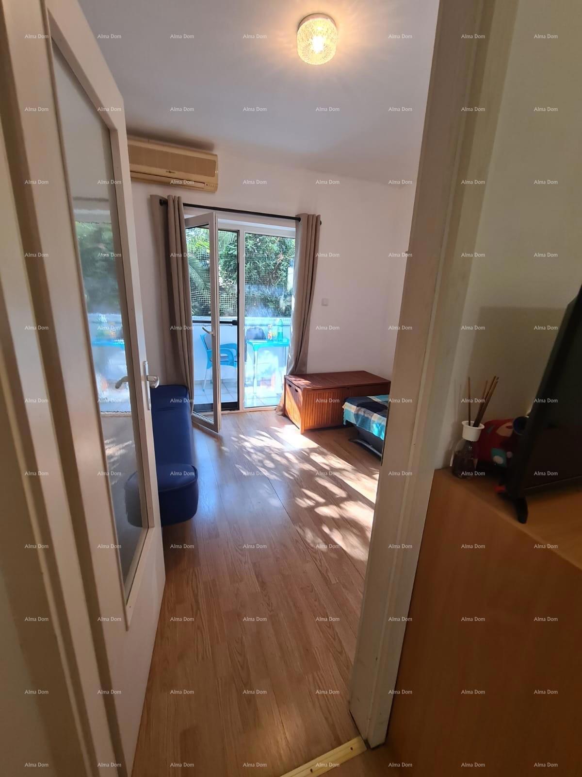 Appartamento al piano terra con loggia e piscina. Medulin.