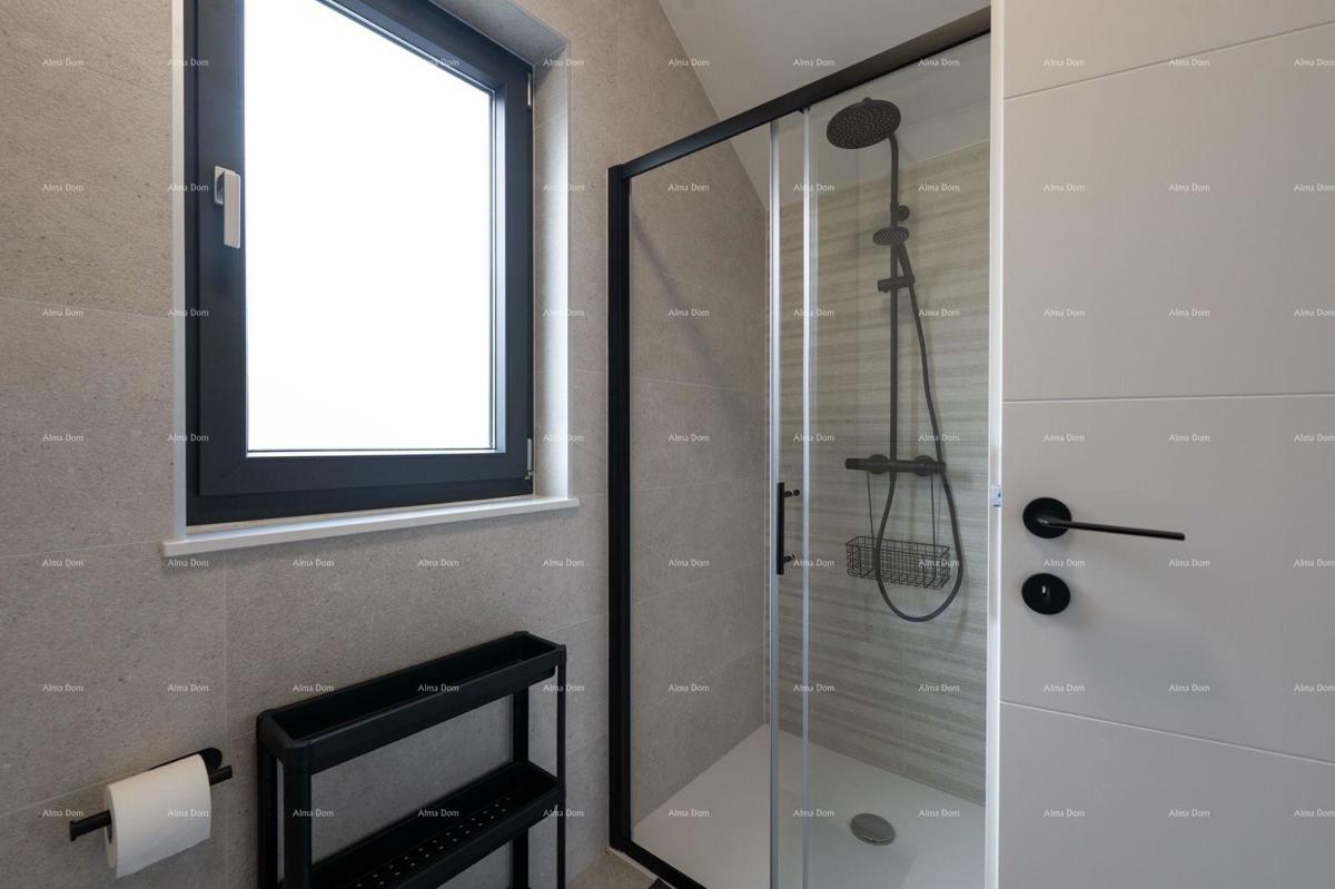 Vendita di una casa di nuova costruzione, arredata modernamente, con piscina, a Rakalj!