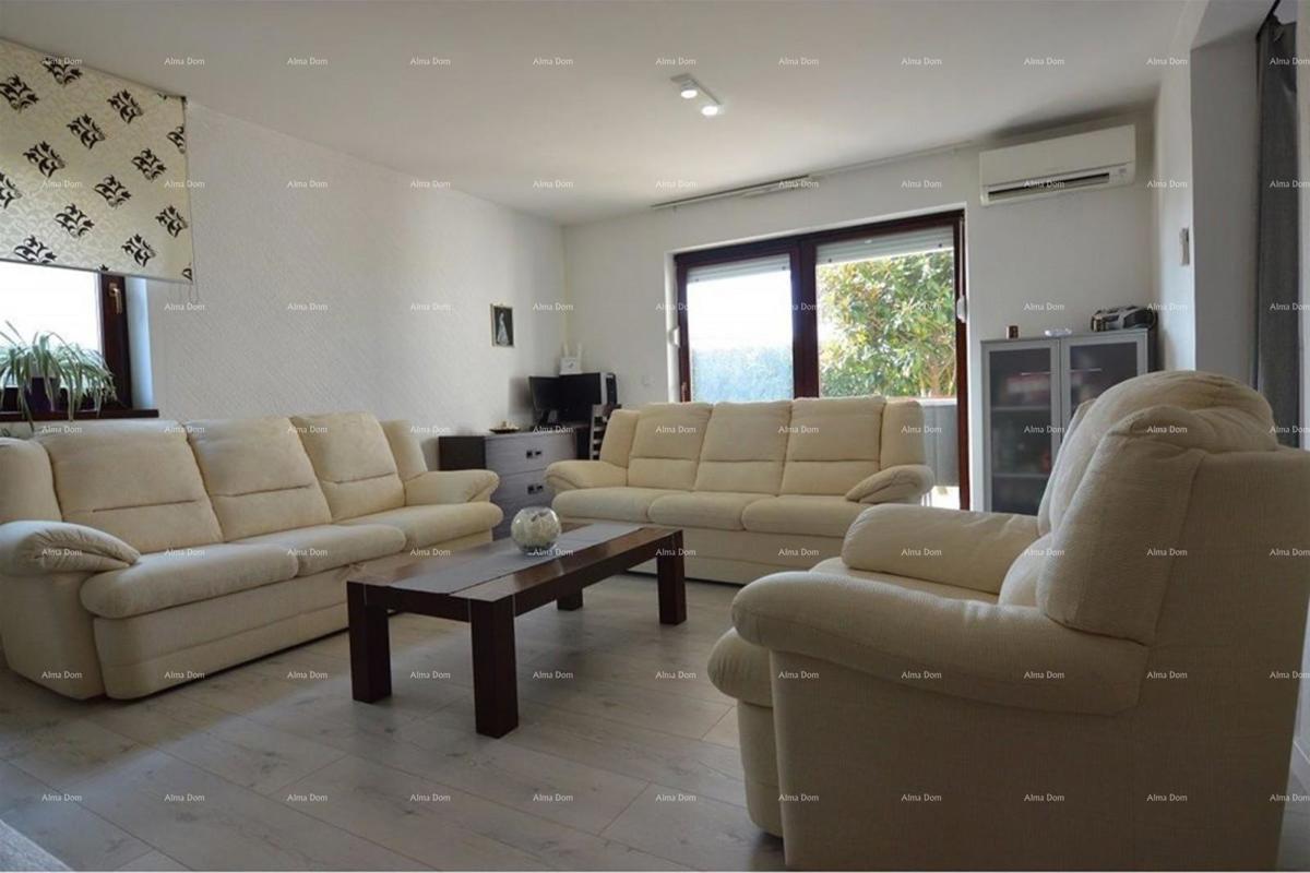 Prostrano stan s dvorištem, Tar