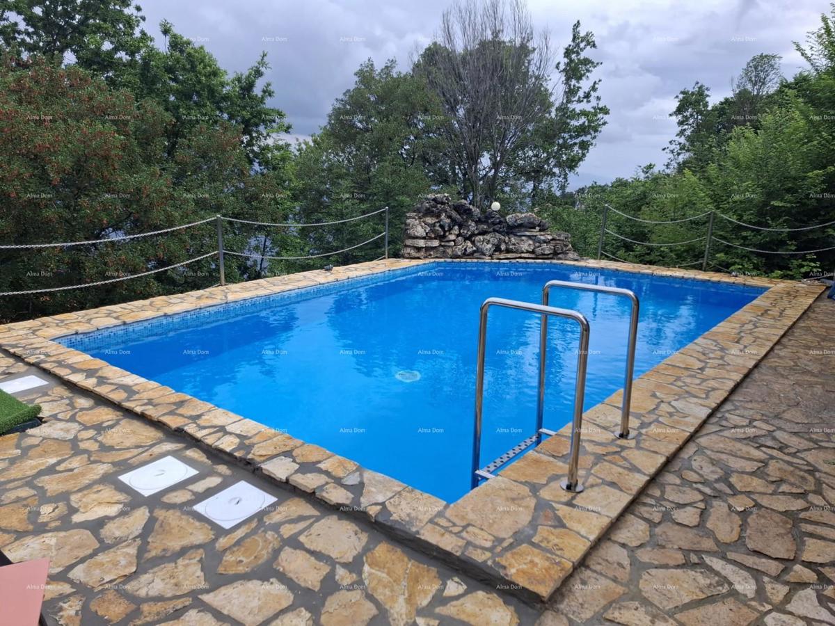 Casa con appartamenti vista mare