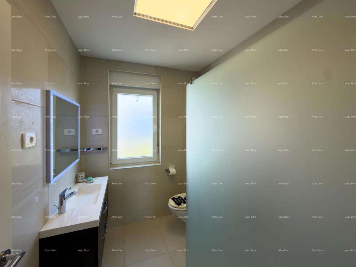 In vendita una casa attraente a Premantura con vista mare.