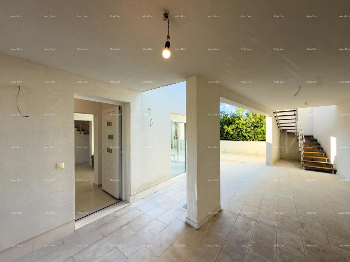 In vendita una casa attraente a Premantura con vista mare.