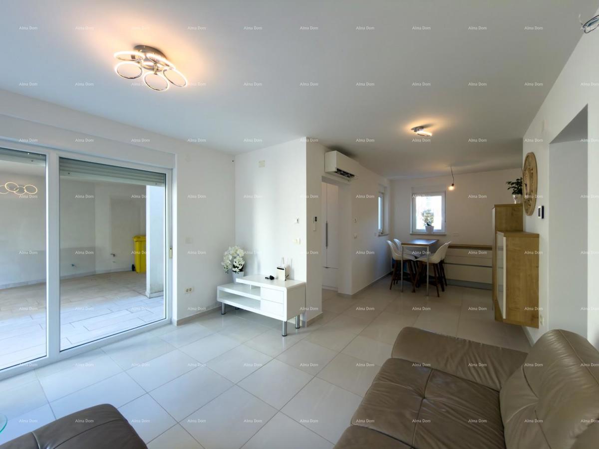 In vendita una casa attraente a Premantura con vista mare.