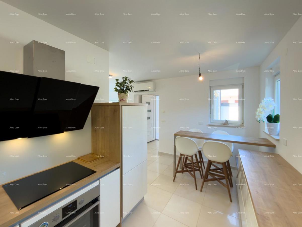 In vendita una casa attraente a Premantura con vista mare.