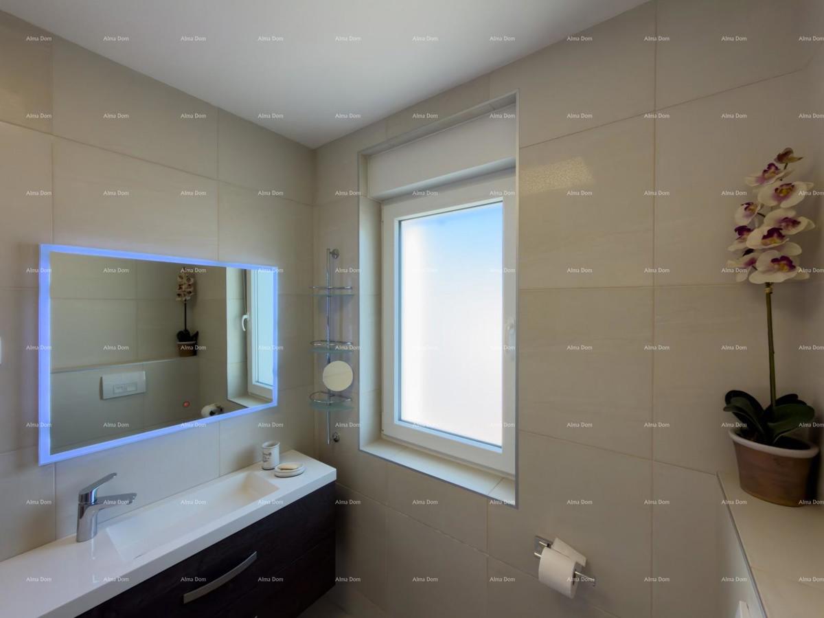 In vendita una casa attraente a Premantura con vista mare.