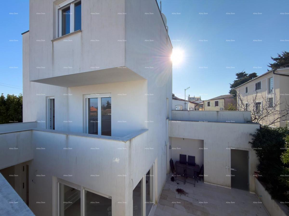 In vendita una casa attraente a Premantura con vista mare.