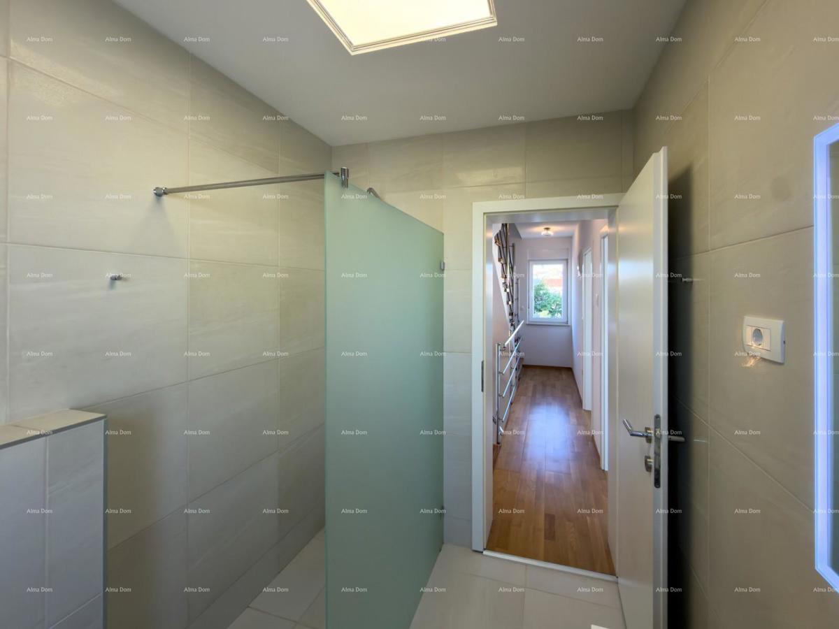 In vendita una casa attraente a Premantura con vista mare.