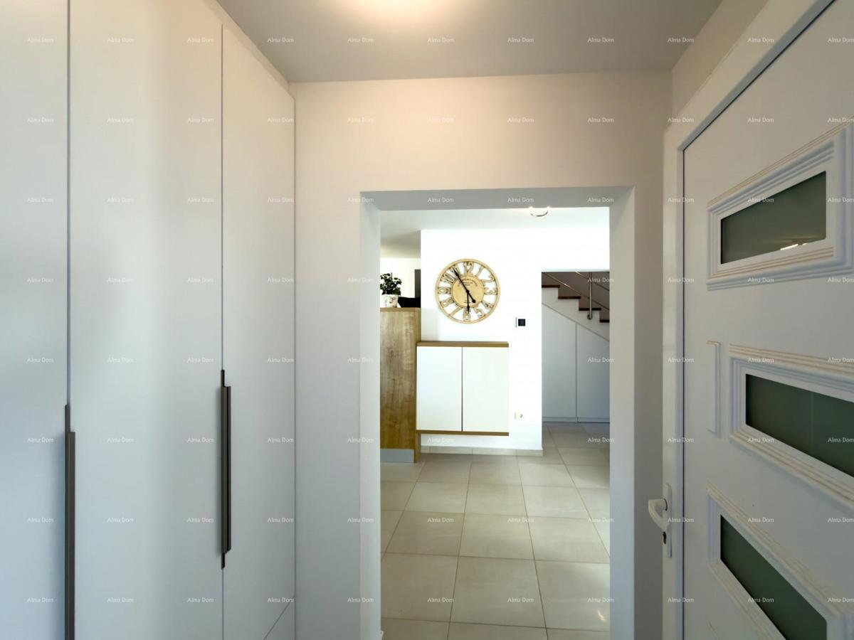 In vendita una casa attraente a Premantura con vista mare.