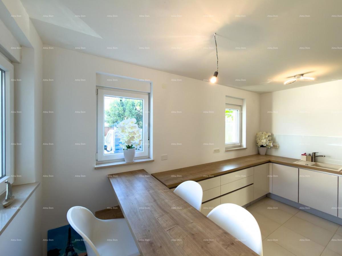 In vendita una casa attraente a Premantura con vista mare.