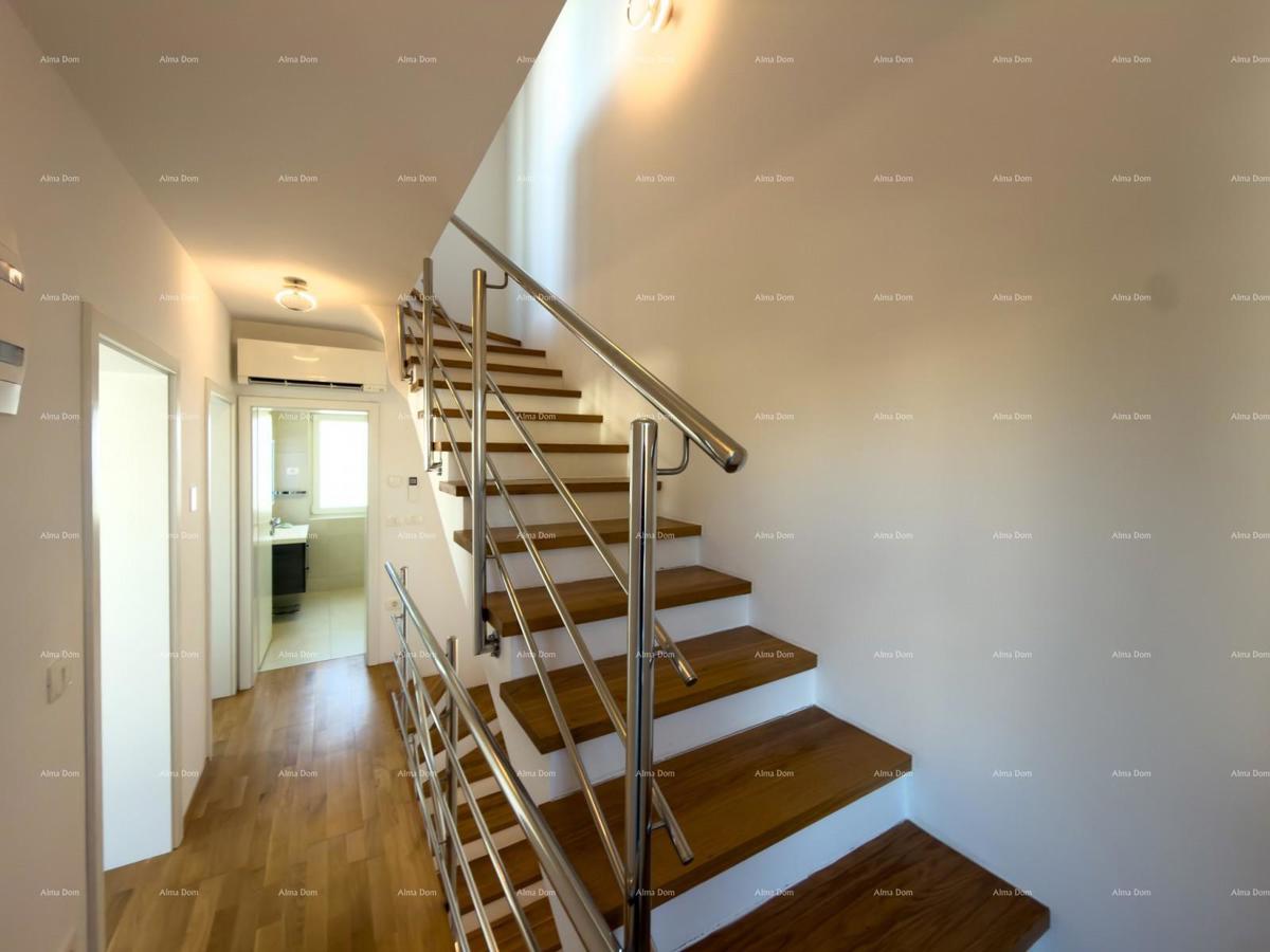 In vendita una casa attraente a Premantura con vista mare.