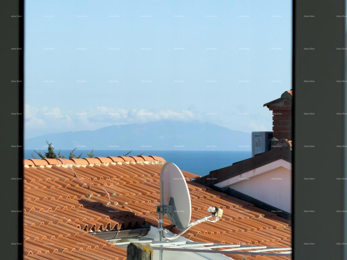 In vendita una casa attraente a Premantura con vista mare.