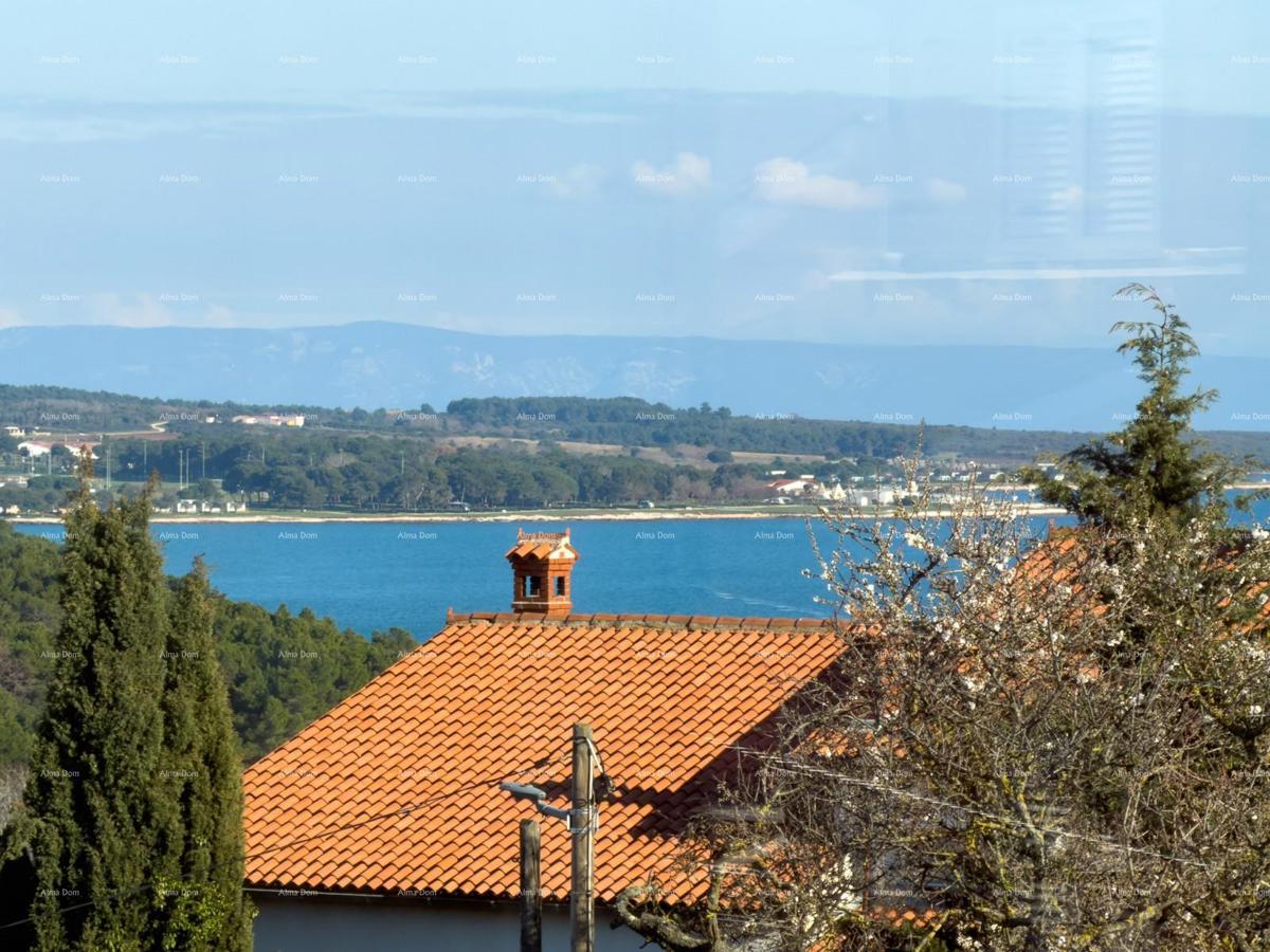 In vendita una casa attraente a Premantura con vista mare.
