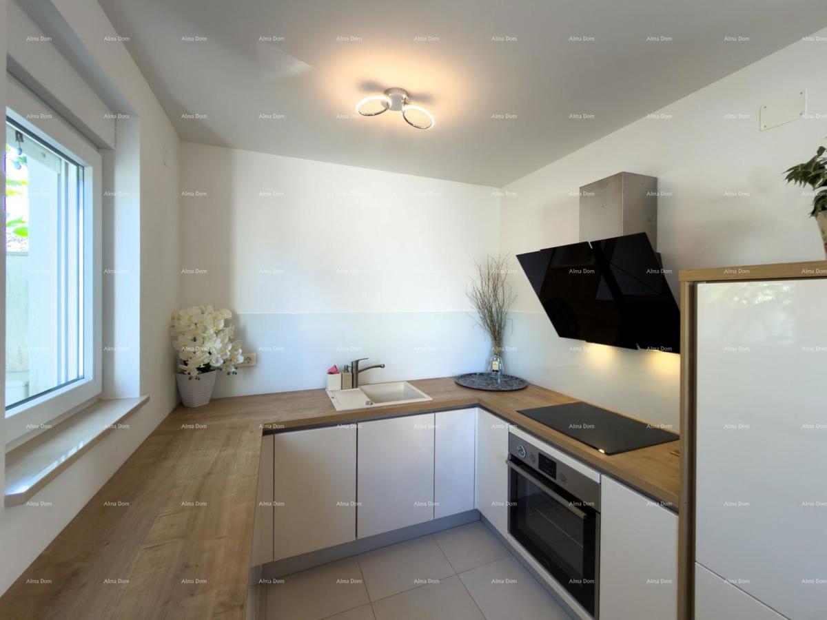 In vendita una casa attraente a Premantura con vista mare.