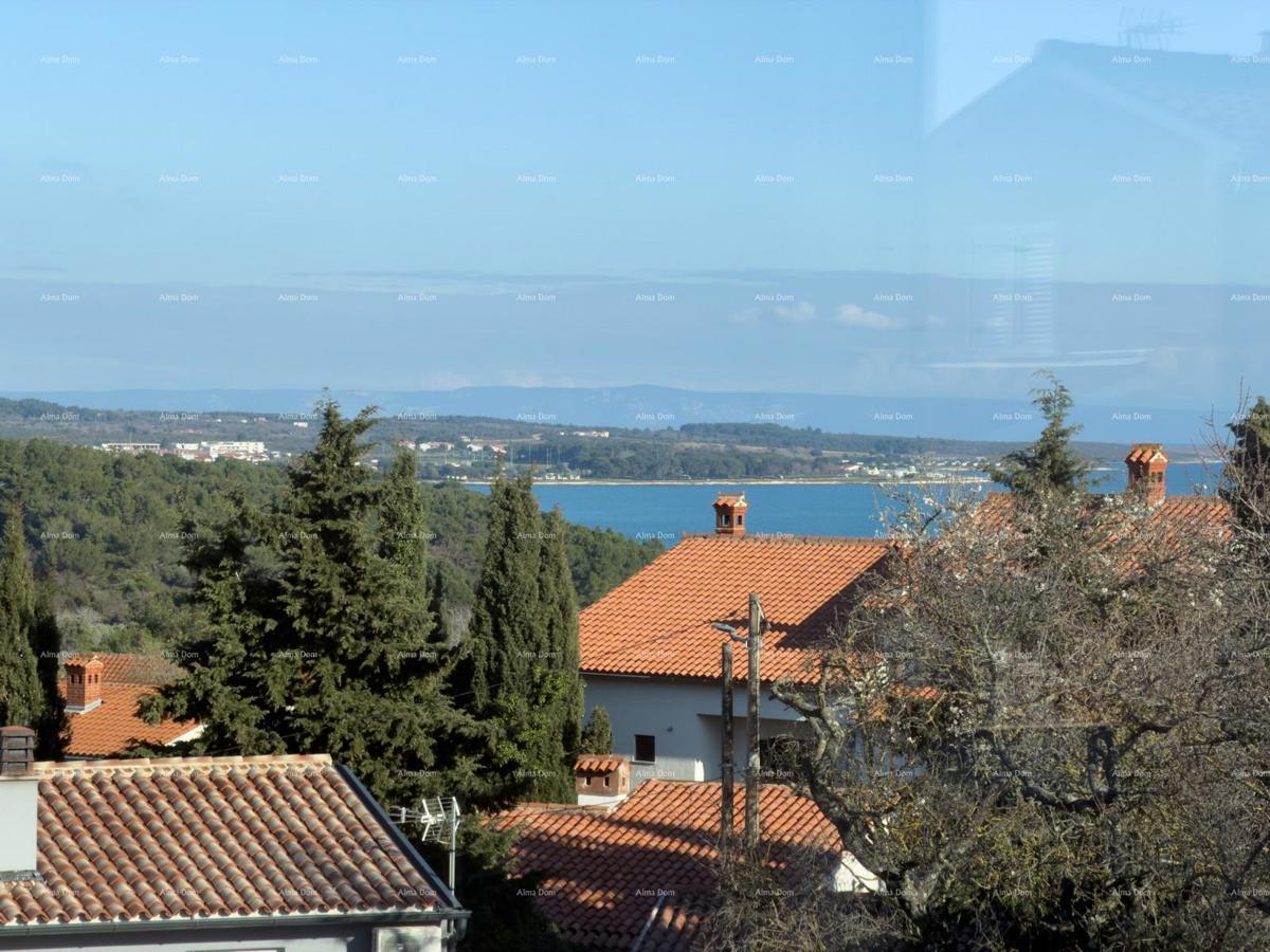 In vendita una casa attraente a Premantura con vista mare.