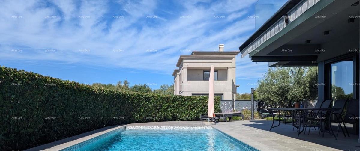 VILLA LUSSUOSA MODERNA CON PISCINA A 500 m DAL MARE