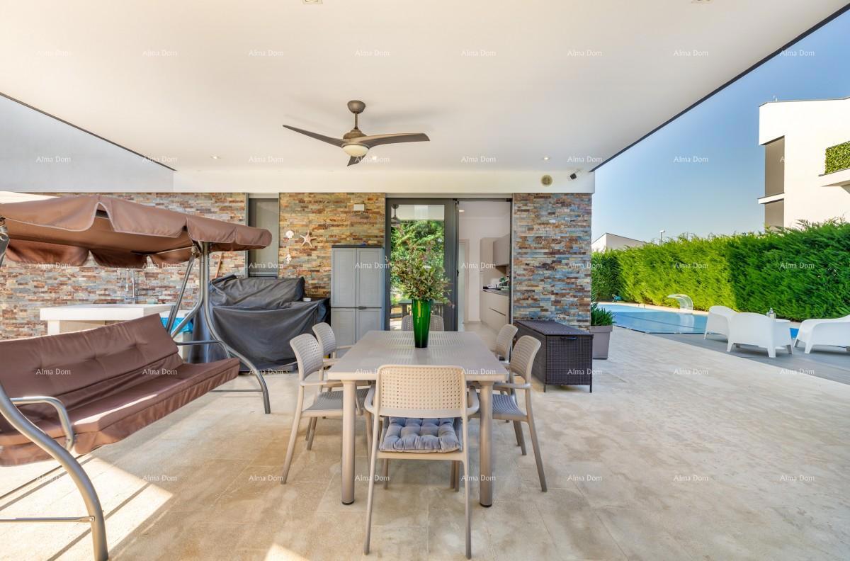 FAŽANA - Villa indipendente di classe premium, con piscina, ascensore / 100 m dal Viale degli Ulivi.