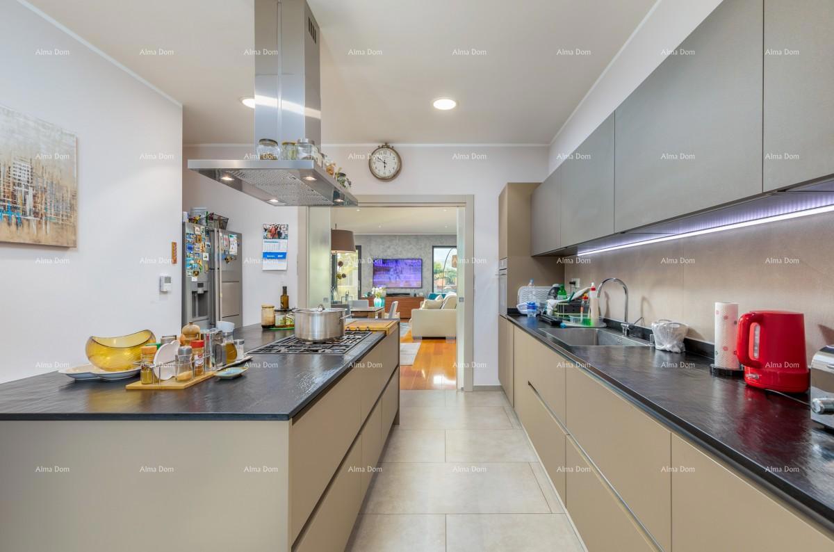 FAŽANA - Villa indipendente di classe premium, con piscina, ascensore / 100 m dal Viale degli Ulivi.