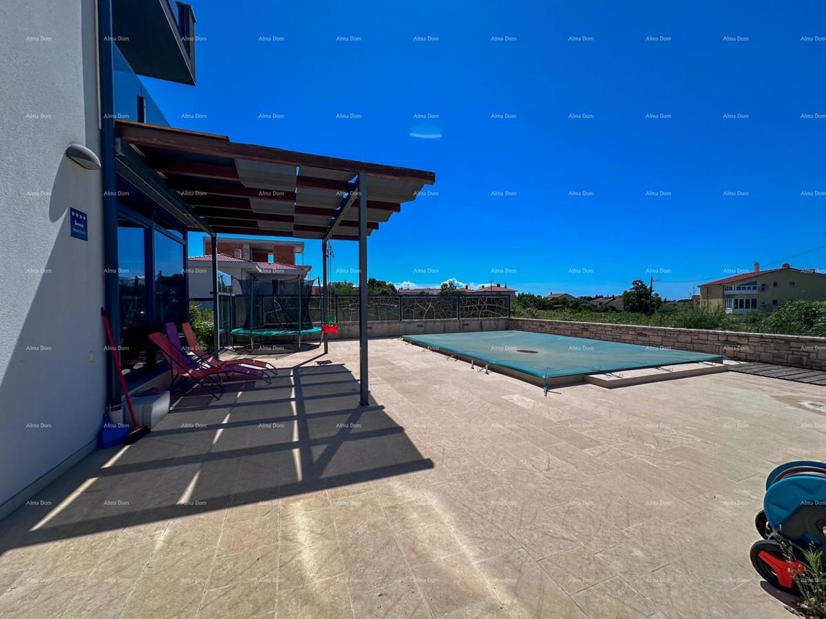 Vendiamo un appartamento al piano terra con piscina privata. Medolino