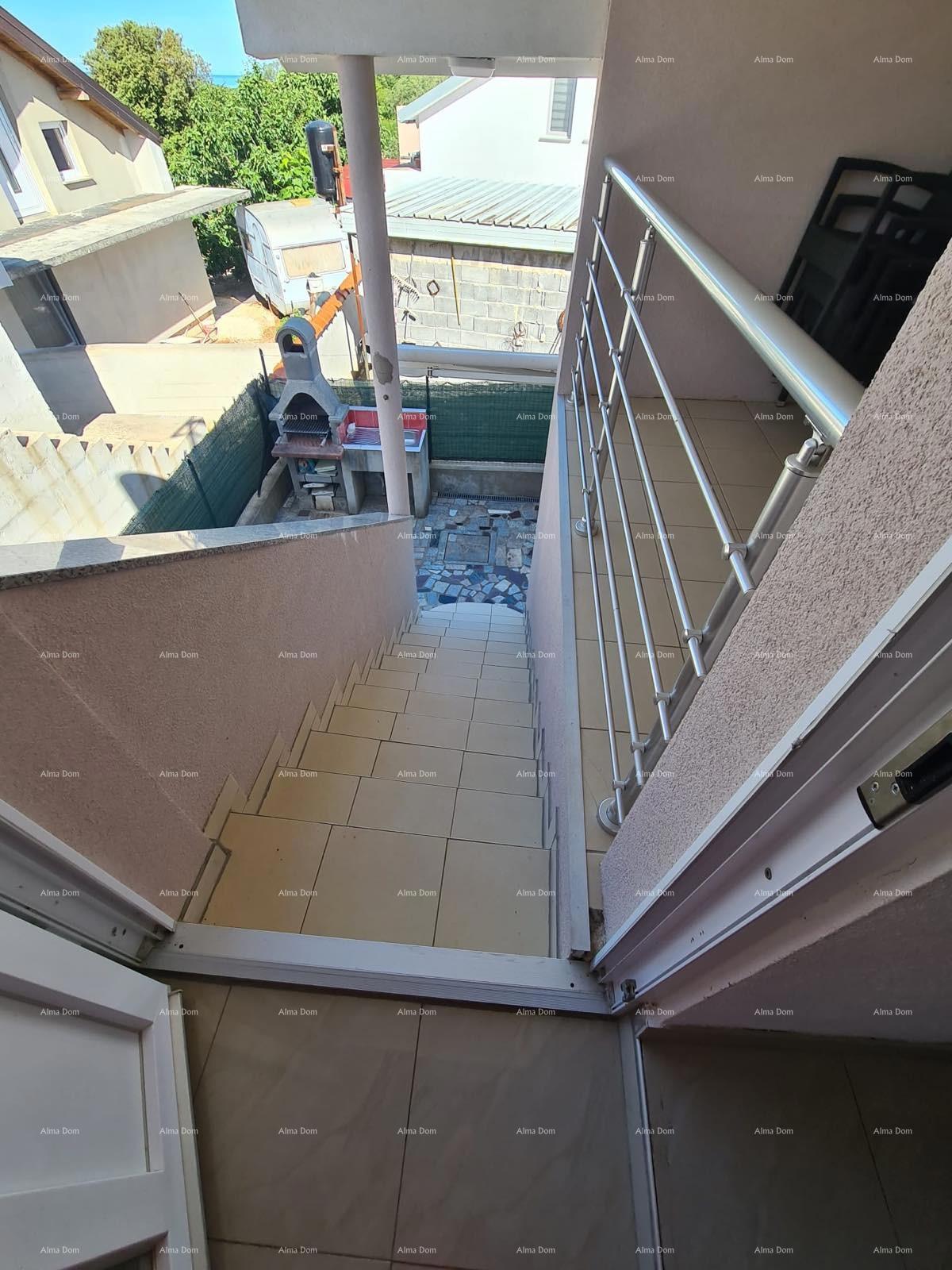 PEROJ, Appartamento al piano superiore, vicino al mare