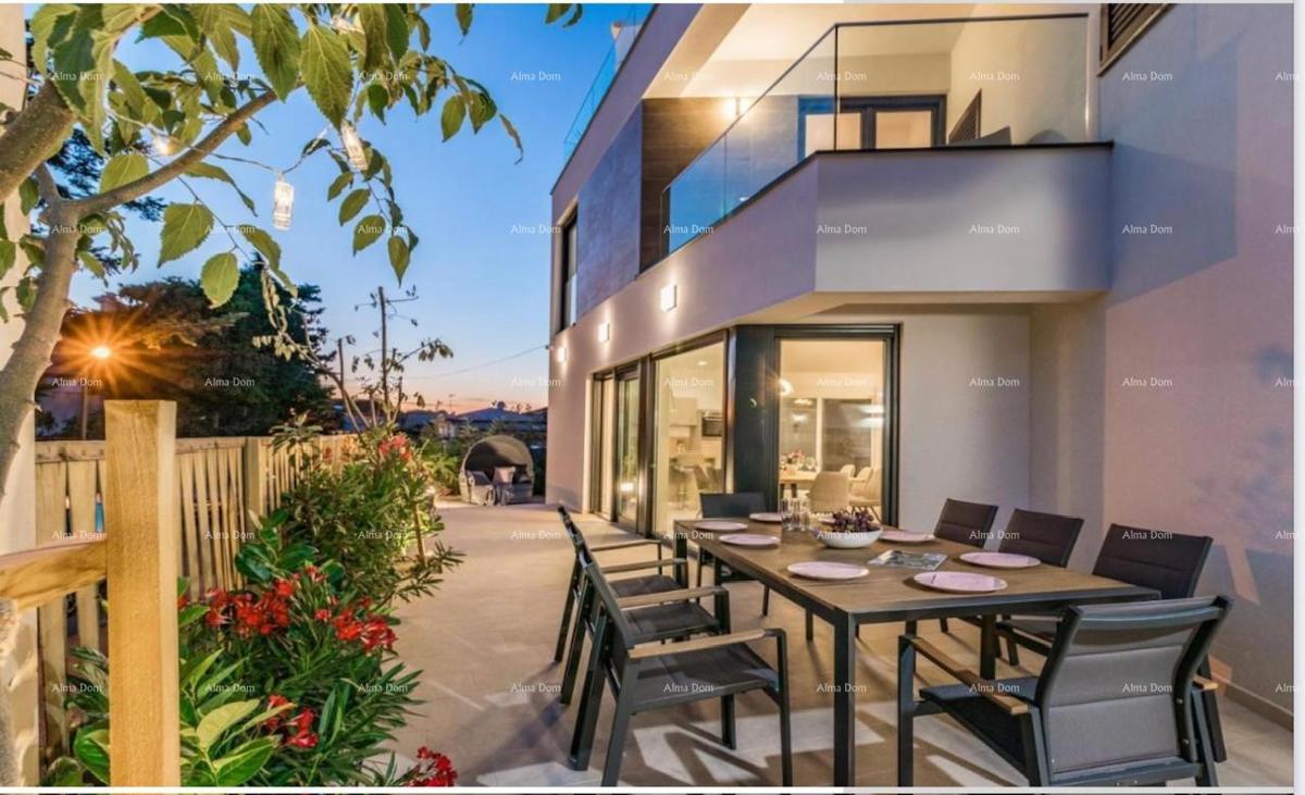 Vendita di una splendida villa con piscina, jacuzzi e vista mare, Fažana!