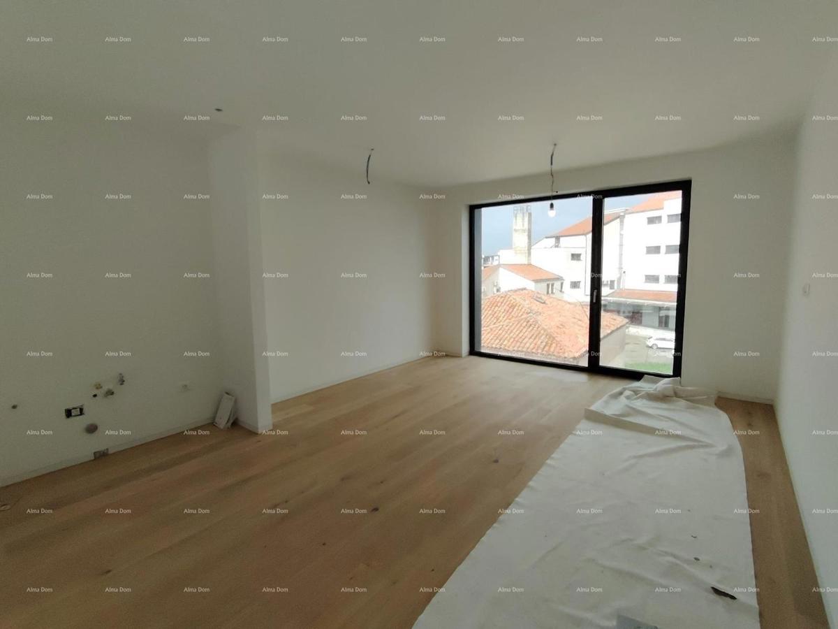 Vendita di appartamenti in un edificio residenziale e commerciale con vista mare, centro di Umago! / S9a