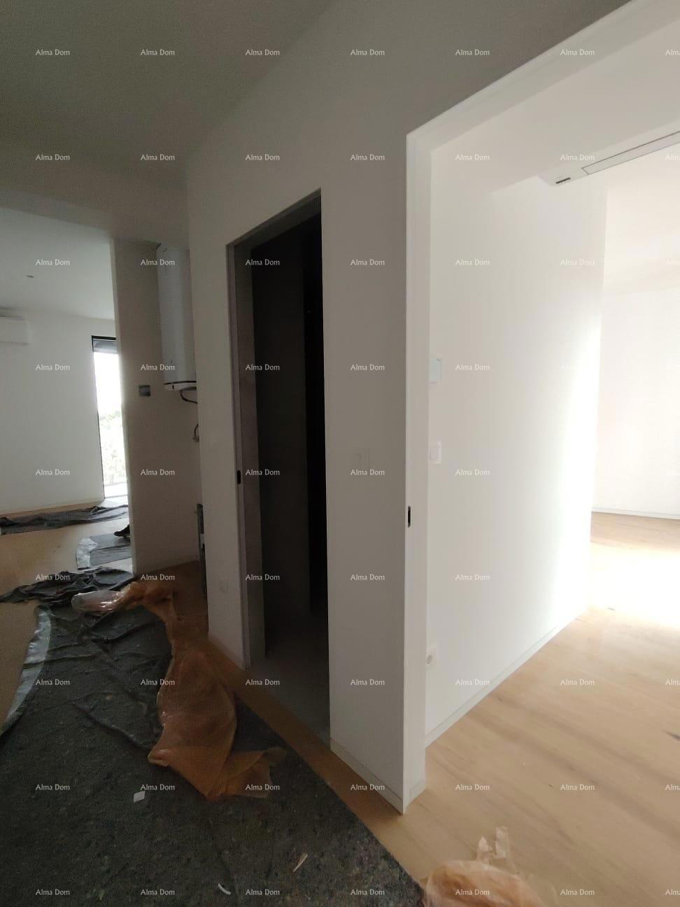 Vendita di appartamenti in un edificio residenziale e commerciale con vista mare, centro di Umago! / S9a