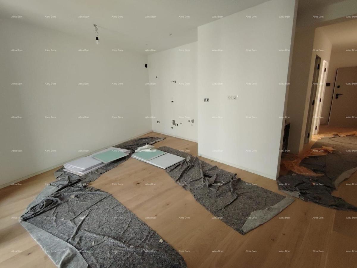 Vendita di appartamenti in un edificio residenziale e commerciale con vista mare, centro di Umago! / S9a