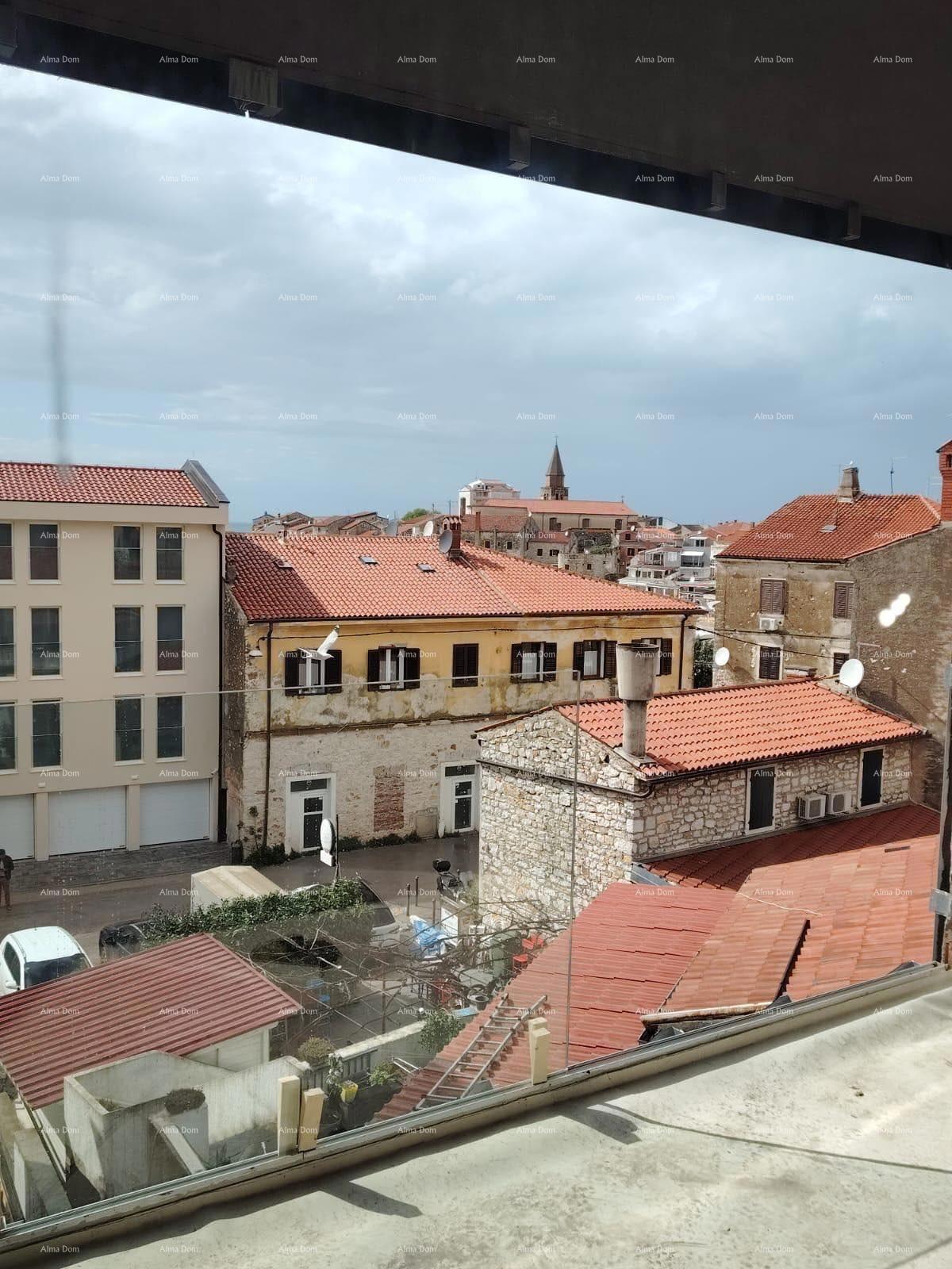 Vendita di appartamenti in un edificio residenziale e commerciale con vista mare, centro di Umago! / S9a