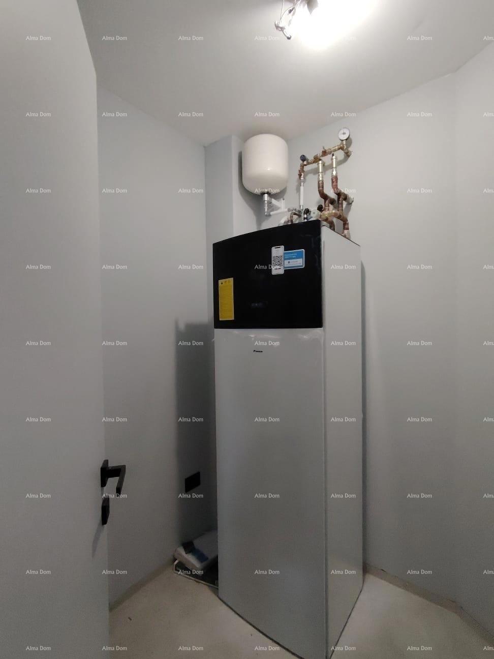 Vendita di appartamenti in un edificio residenziale e commerciale con vista mare, centro di Umago! / S9a