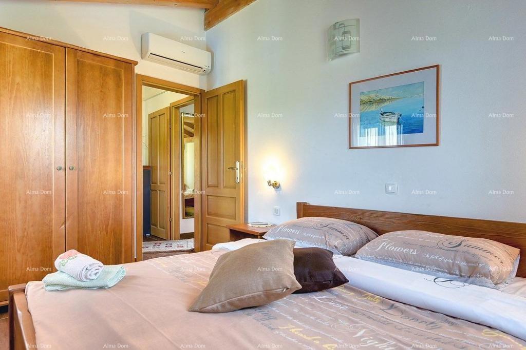 È in vendita una bellissima villa con piscina vicino a Pisino