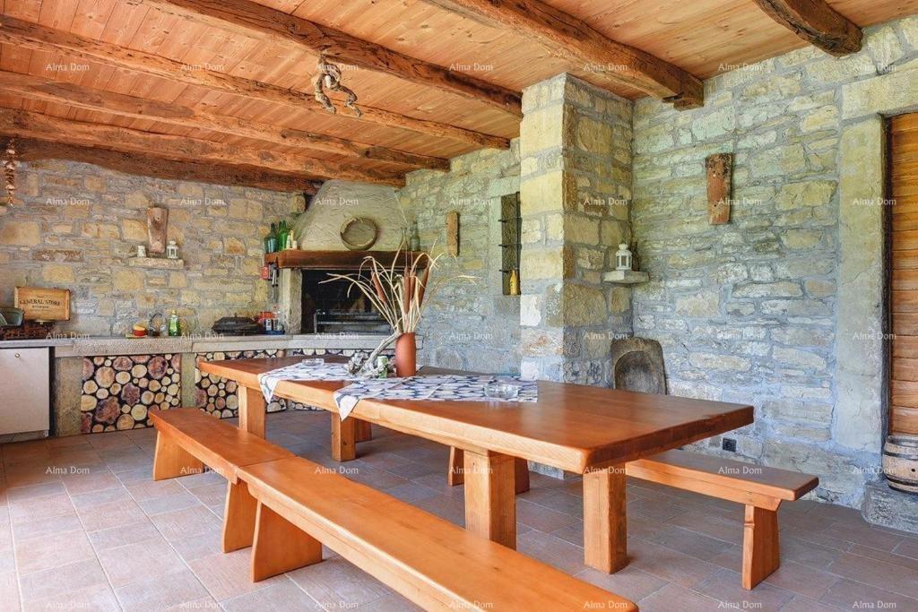 È in vendita una bellissima villa con piscina vicino a Pisino