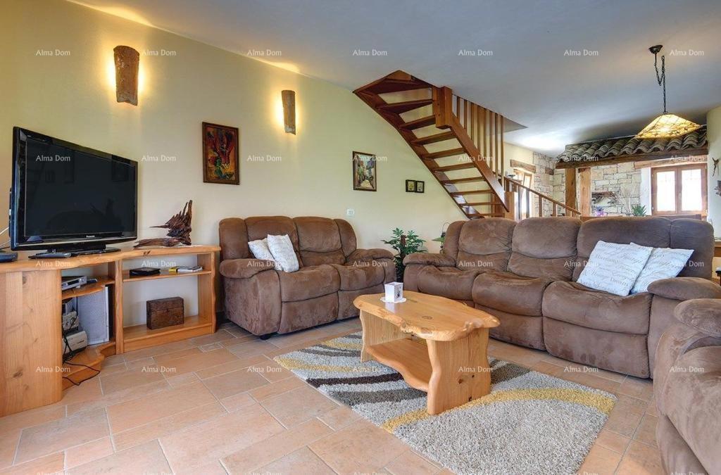 È in vendita una bellissima villa con piscina vicino a Pisino