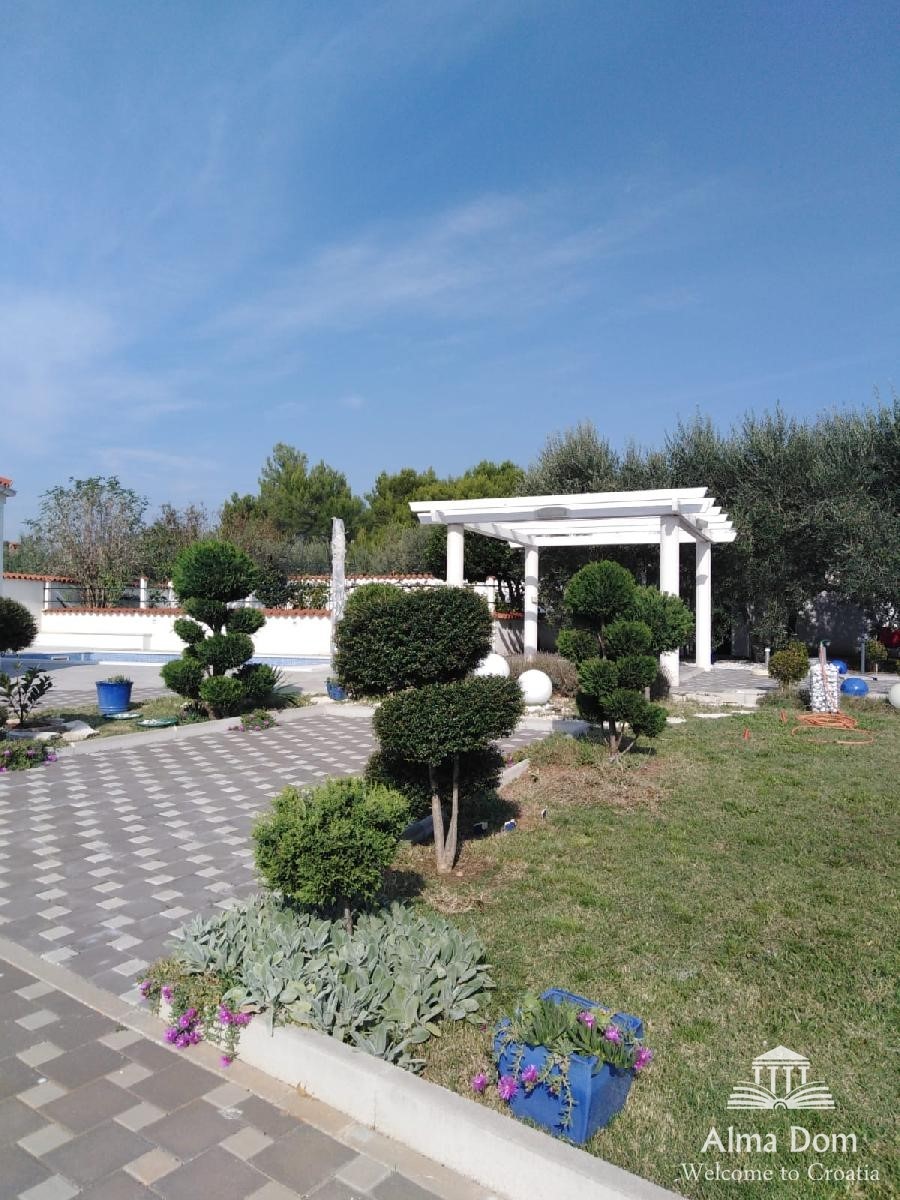 Villa di lusso con piscina, ampio giardino paesaggistico.