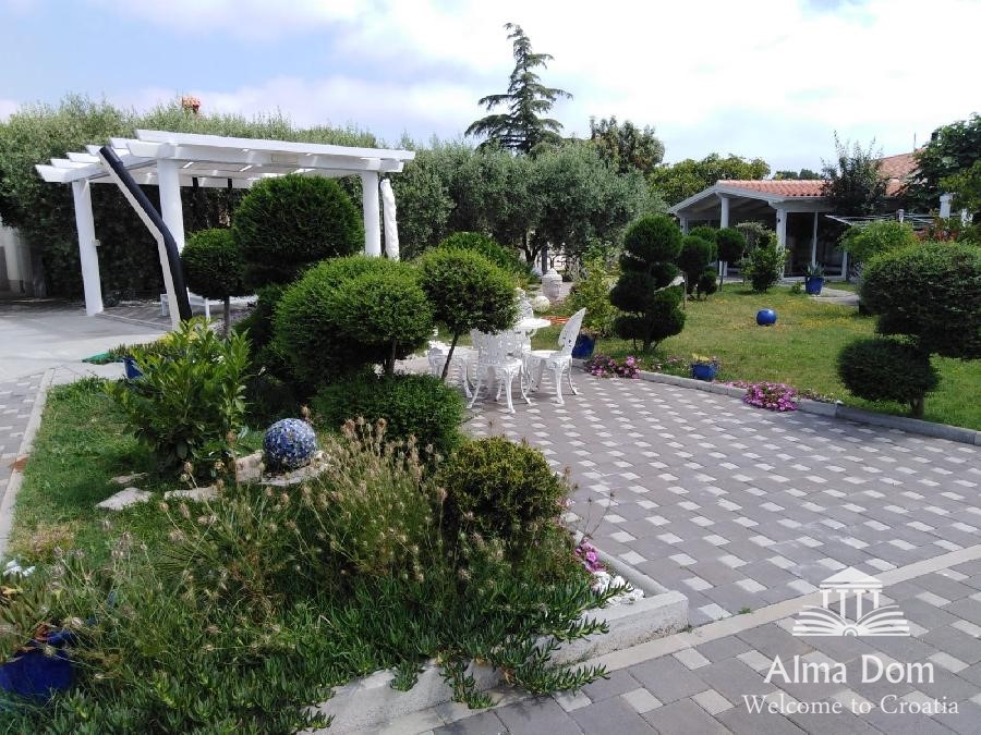 Villa di lusso con piscina, ampio giardino paesaggistico.