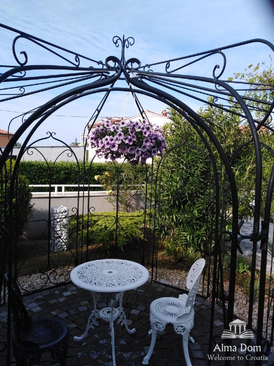 Villa di lusso con piscina, ampio giardino paesaggistico.