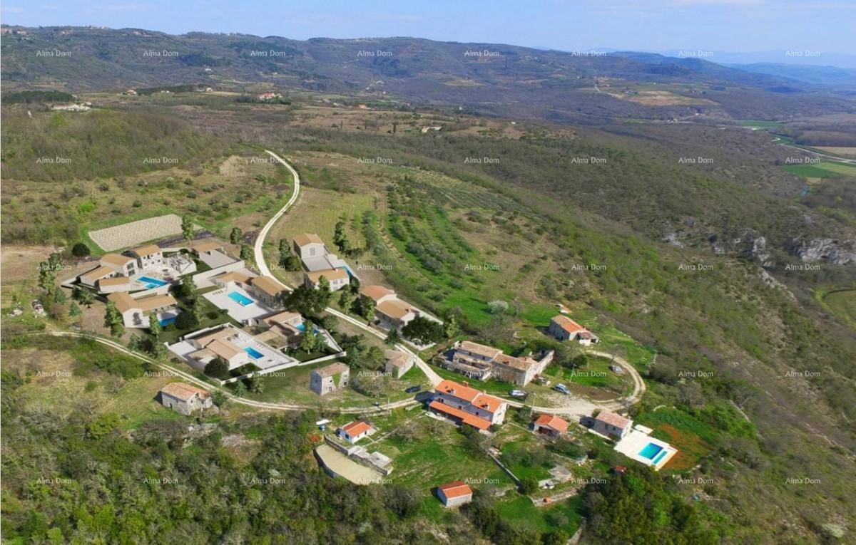 Villaggio isolato con terreno edificabile in vendita.