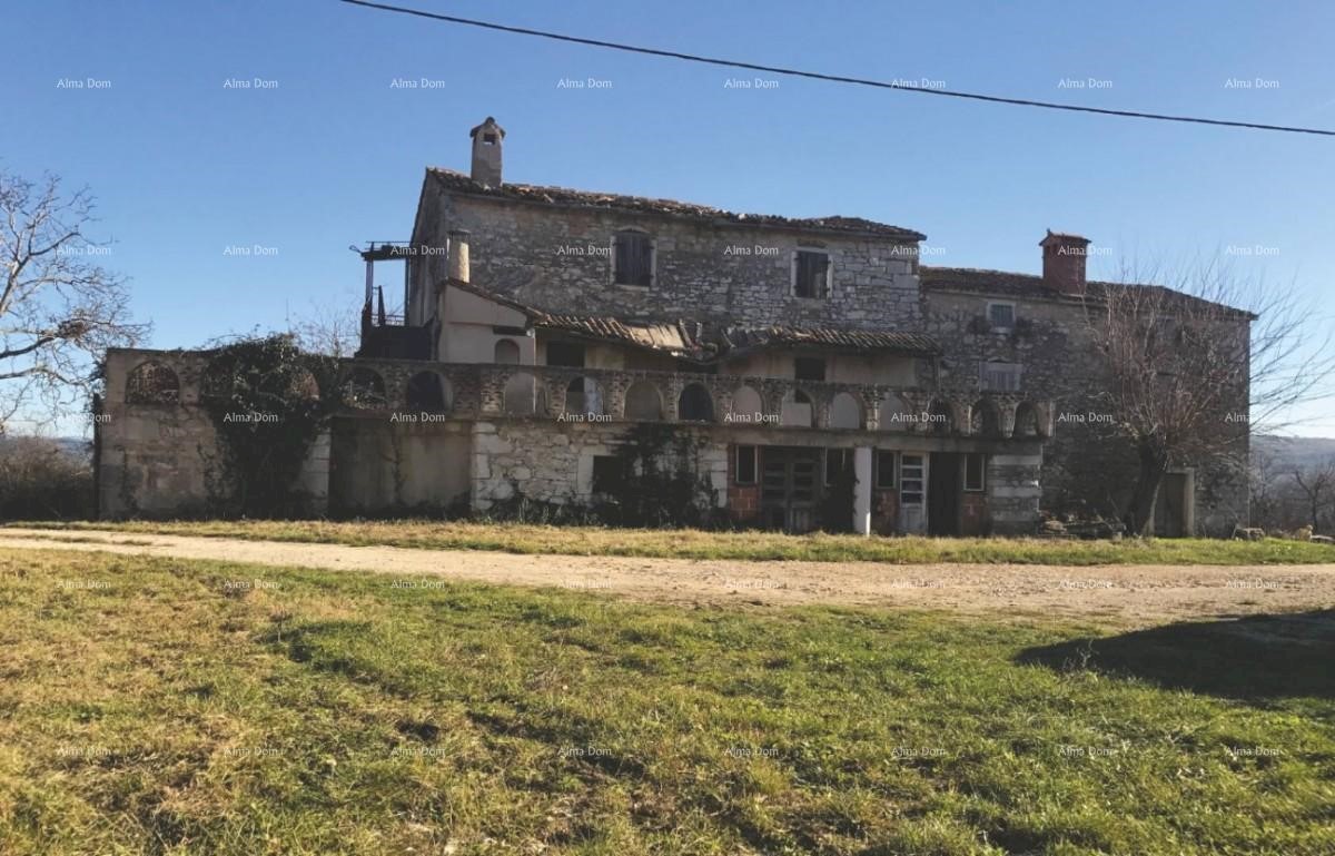 Villaggio isolato con terreno edificabile in vendita.