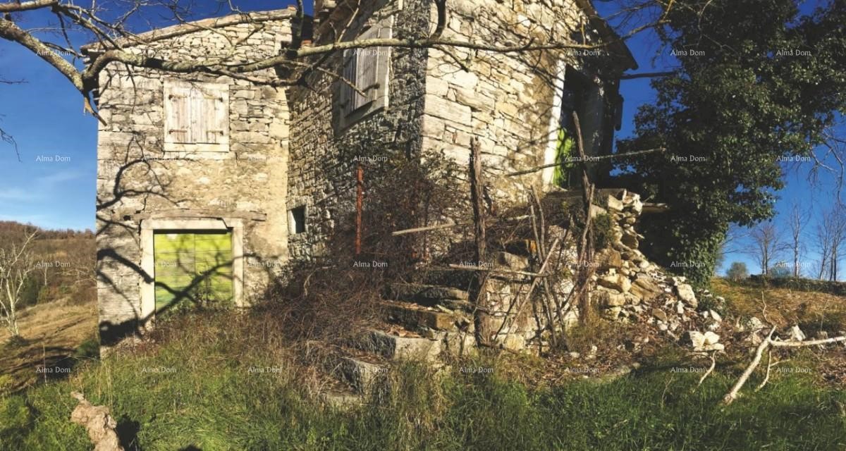 Villaggio isolato con terreno edificabile in vendita.