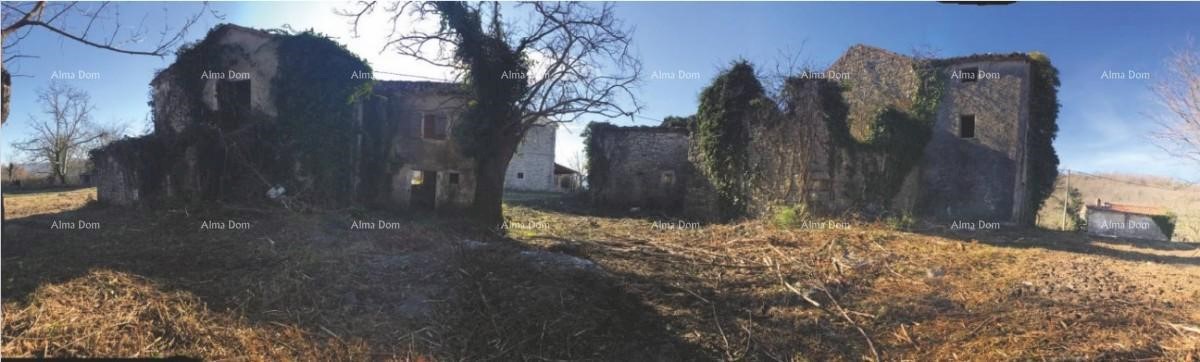 Villaggio isolato con terreno edificabile in vendita.