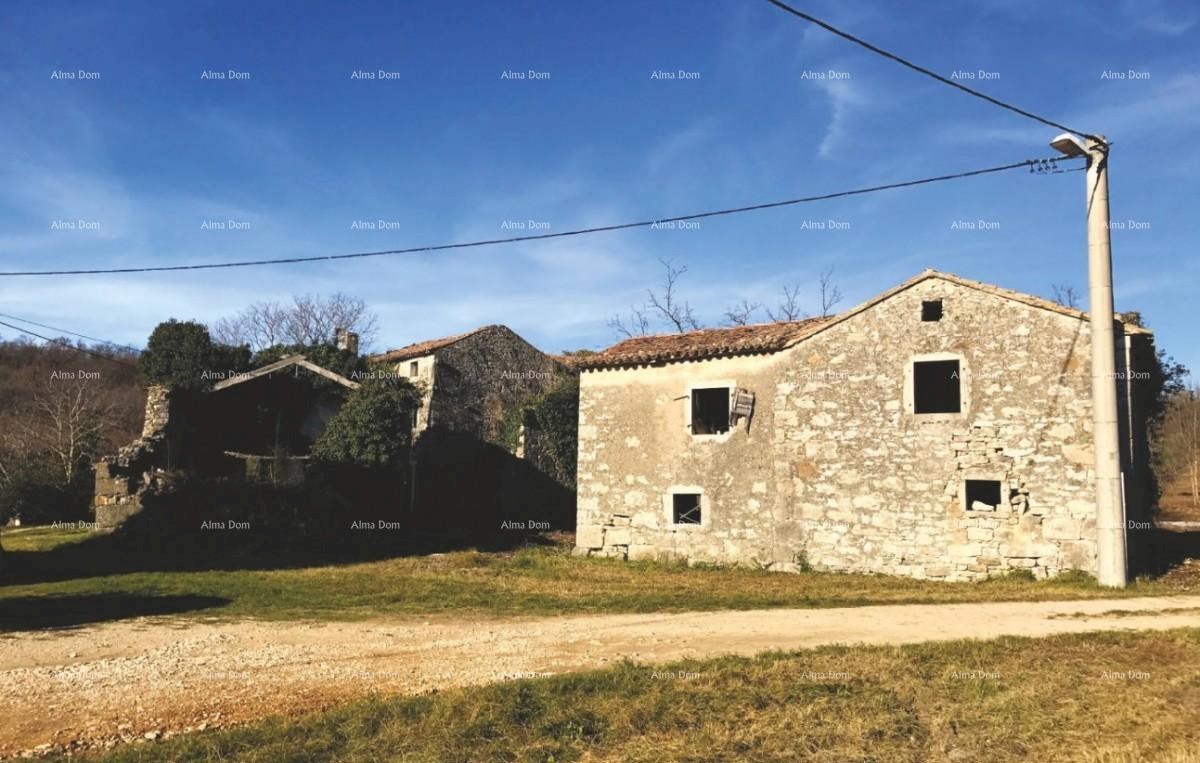 Villaggio isolato con terreno edificabile in vendita.