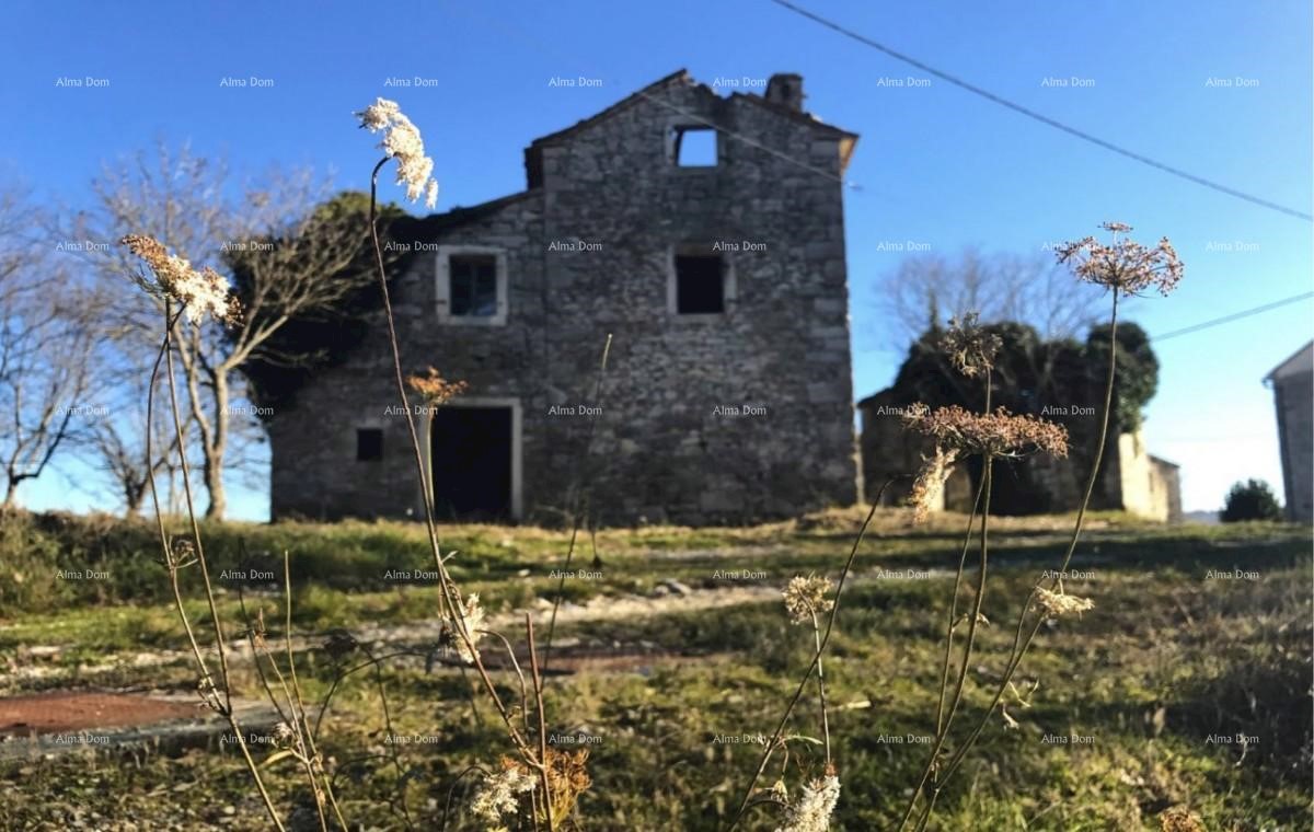 Villaggio isolato con terreno edificabile in vendita.