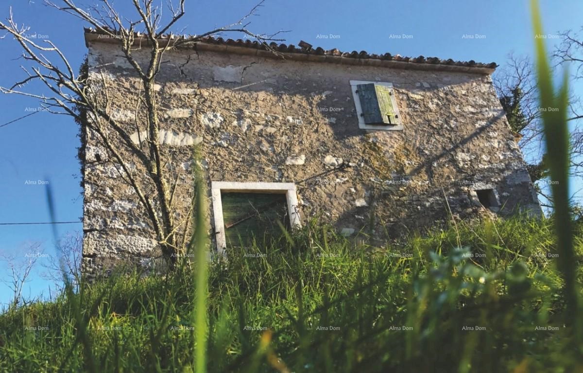 Villaggio isolato con terreno edificabile in vendita.