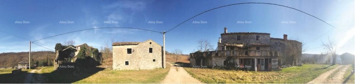 Villaggio isolato con terreno edificabile in vendita.