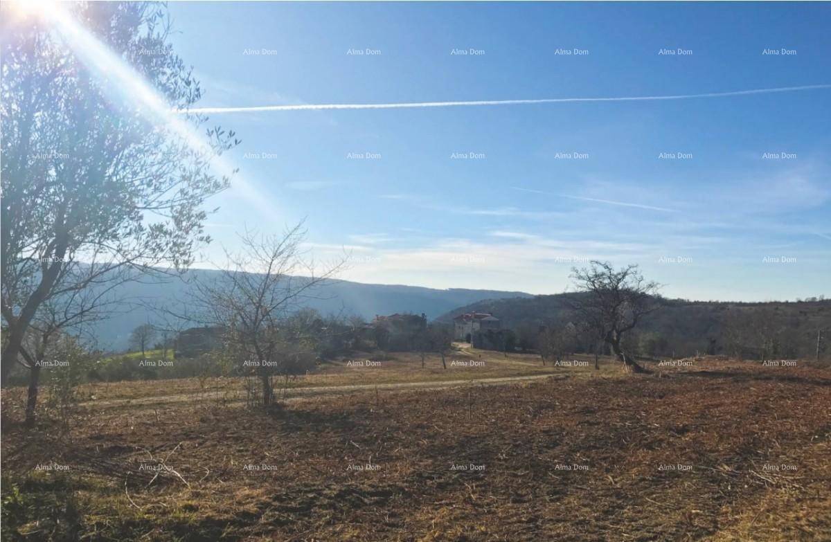 Villaggio isolato con terreno edificabile in vendita.