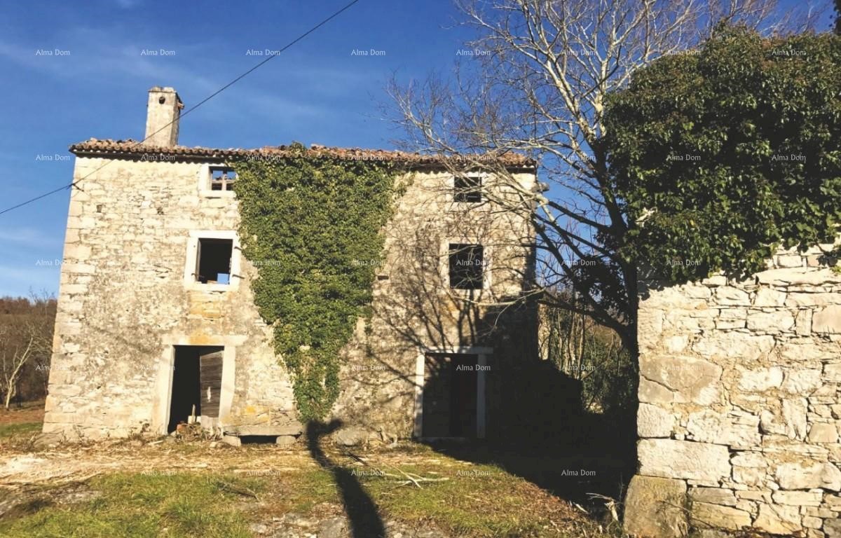 Villaggio isolato con terreno edificabile in vendita.