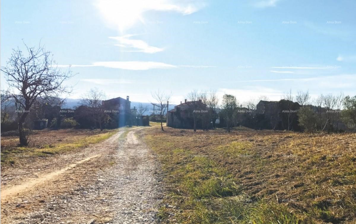 Villaggio isolato con terreno edificabile in vendita.