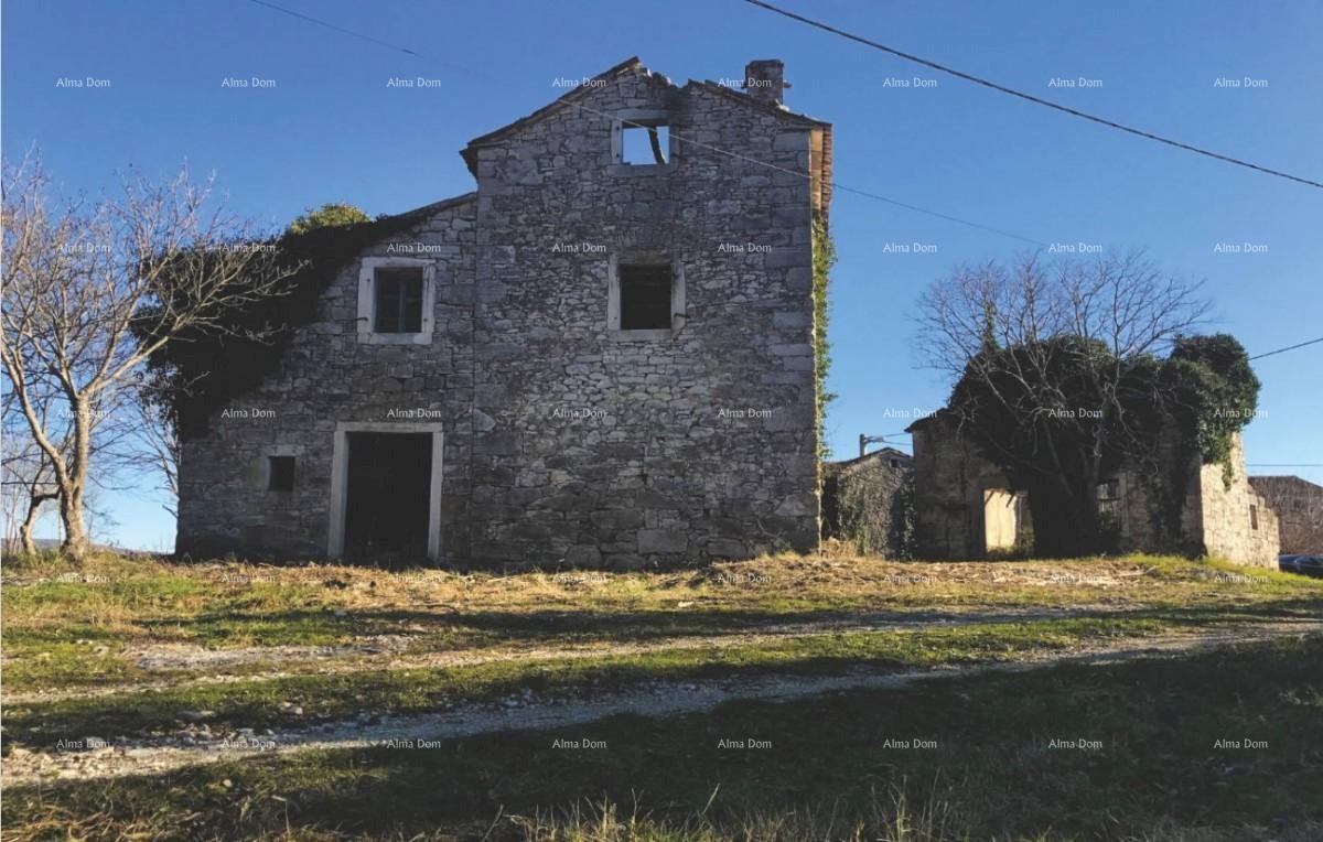 Villaggio isolato con terreno edificabile in vendita.