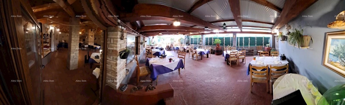 E' in vendita una casa con taverna, ampio terrazzo, due trilocali, cortile. Ottima opportunità di investimento!